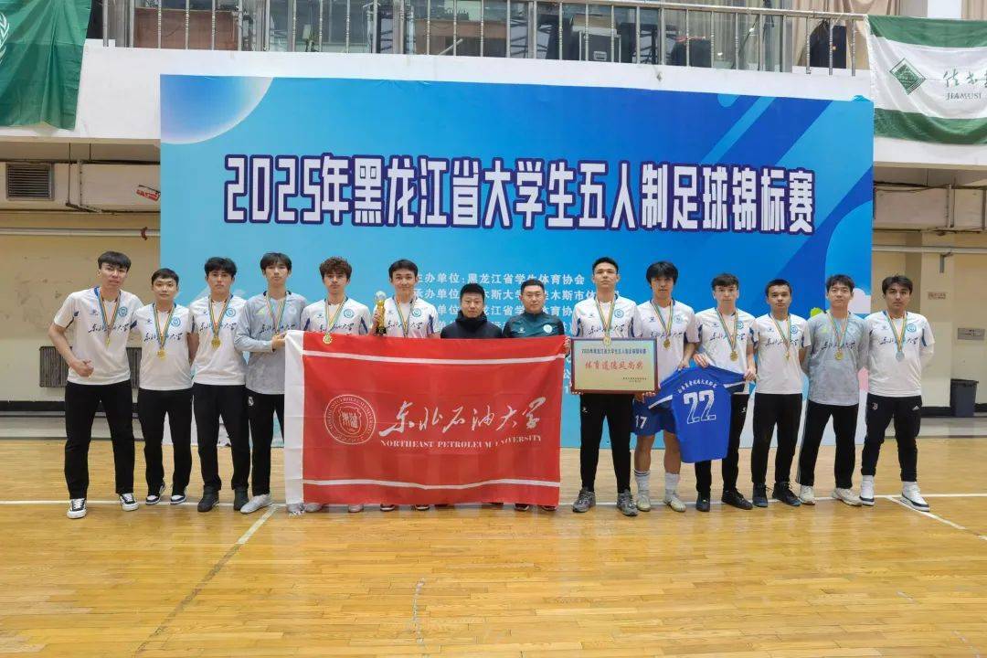 关于比赛激烈异常，球队依靠团队力量夺得胜利的信息